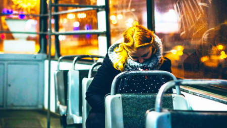 VOZAČ ISTERAO SLEPU ŽENU IZ AUTOBUSA Skandal oko povlašćenog prevoza u Sremskoj Mitrovici