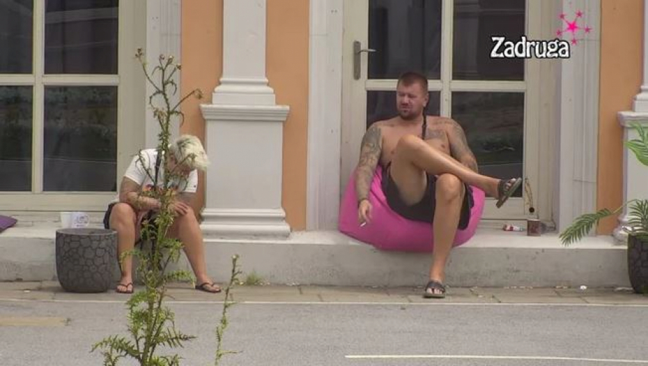 AVETINJA U ČIPKANIM GAĆAMA Janjuš zacementirao Slađu, ne može da je gleda očima, potkačio je kao nikada!