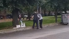 SNIMLJENA JEZIVA SCENA Izbo nožem čoveka u Zemunu na okretnici, prijatelj mu otima oružje iz ruke (VIDEO)