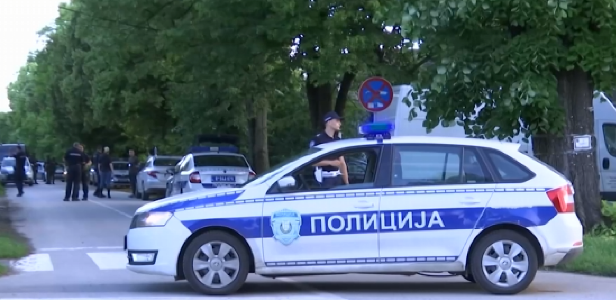 DRAMA U CENTRU BEOGRADA Rastrojen muškarac šetao ulicom sa nožem u ruci, probao je da napadne!