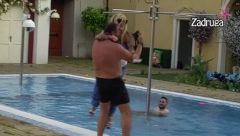 ŽANA TURIRA MILJANA Omnia ubacila Vračevića u mašinu, on je podigao, pa sa njom krenuo u bazen