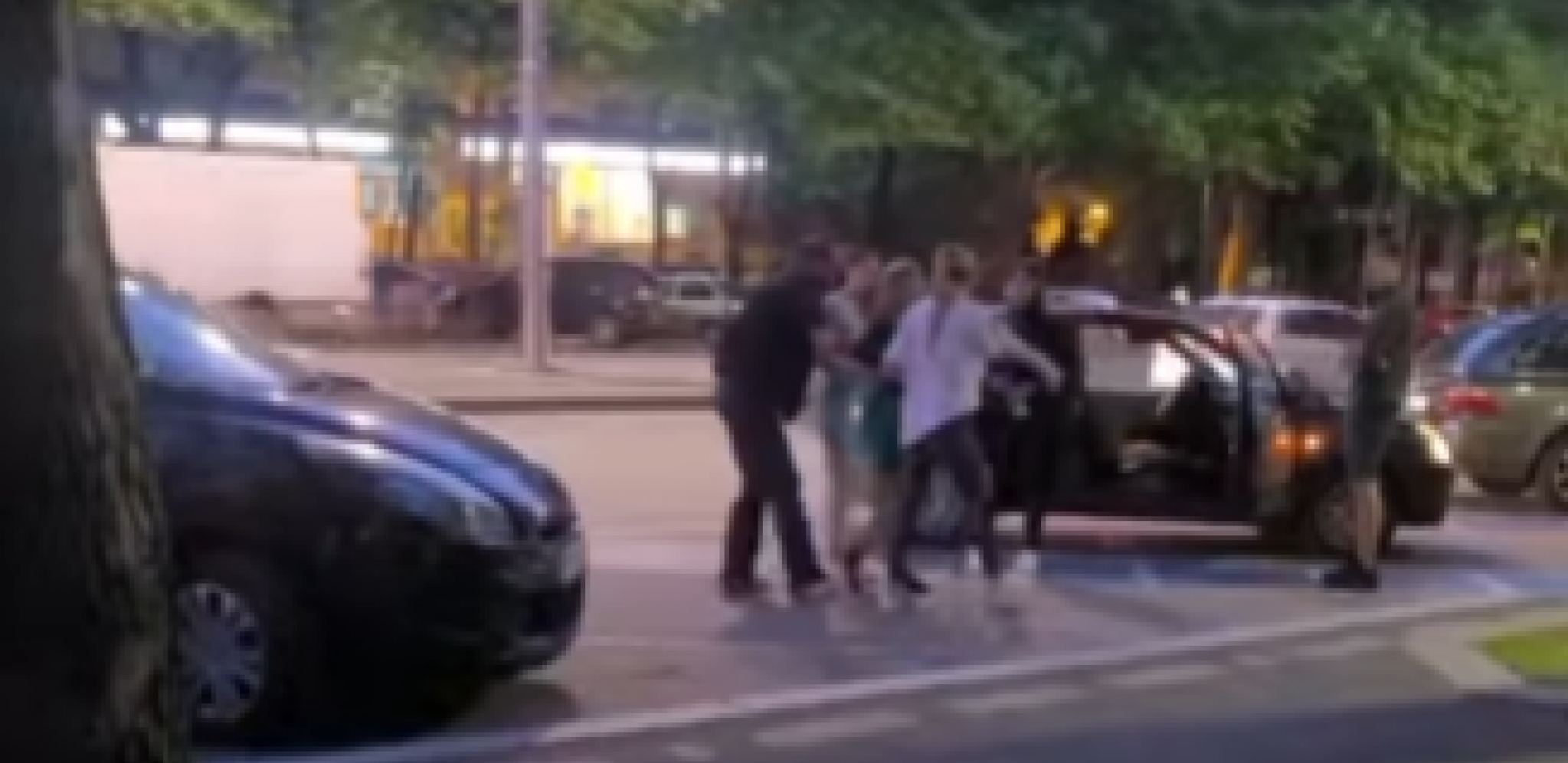 STRAVIČNA SCENA NA CVETKOVOJ PIJACI Čovek maltretira ženu, ona doživljava histerični napad - ali tu nije kraj! (VIDEO)