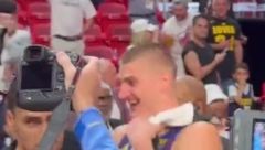 DA LI SI TO TI? Jokić krenuo u svlačionicu, pa onda video njega i pao pu potpuni trans (VIDEO)