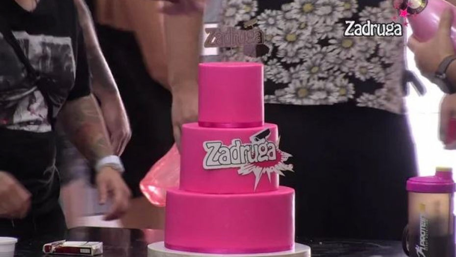 SLAVLJE MOŽE DA POČNE! Veliki šef čestitao superfinalistima uz šampanjac i glamuroznu tortu, zadrugari popadali od sreće