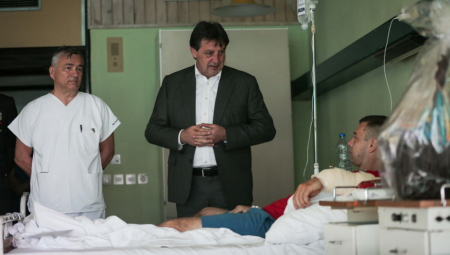 Ministar Gašić obišao ranjenog pripadnika Žandarmerije u Somboru (FOTO)
