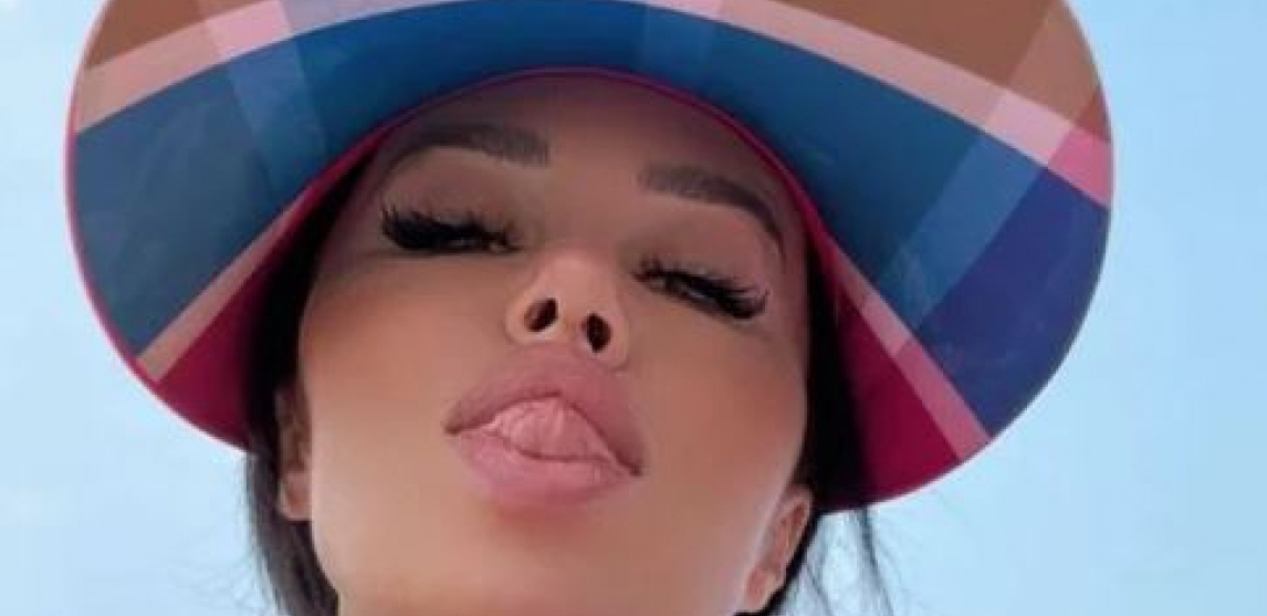 STANIJA IZAZVALA HAOS NA DRUŠTVENIM MREŽAMA! Skinula se u nikad izazovniji bikini, obline sevnule u prvi plan! (FOTO)
