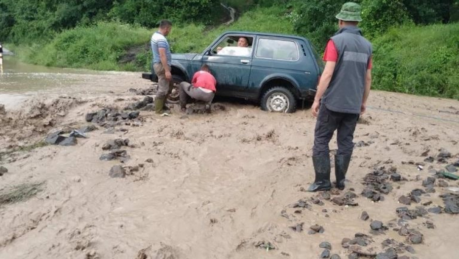 OKA NISMO SKLOPILI ČITAVU NOĆ, STREPIMO OD NOVE KIŠE Kritično stanje u Priboju nakon nevremena, uništeni putevi i pokrenuta klizišta (FOTO)