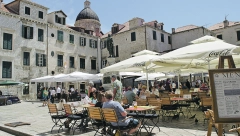 NESVAKIDAŠNJE SCENE IZ HRVATSKE: Turisti parkirali auta uz obali, dočekao ih ŠOK kad su se vratili (FOTO)