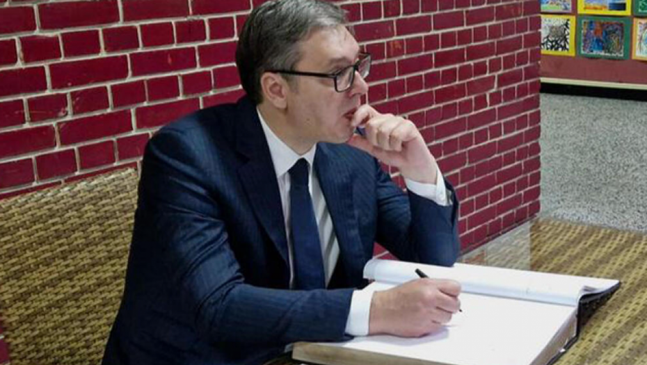 ALEKSIĆ OPET KORISTI TRAGEDIJU U POLITIČKE SVRHE Lagao da predsednik nije bio u školi! (FOTO)