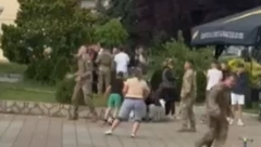 LEPA SCENA U LEPOSAVIĆU Srpski mališni igrali fudbal sa pripadnicima Kfora (VIDEO)