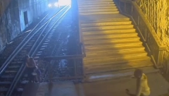 ŽENA I DETE NA PRUZI, VOZ IH STIŽE Stravične scene na stanici "Karađorđev park" (VIDEO)