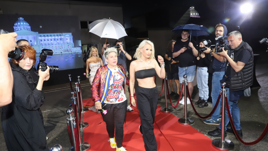 NIJE VEROVALA ŠTA VIDI Zadrugarka se zaletela Jovani u zagrljaj, a Matora se šokirala zbog njenih operacija!