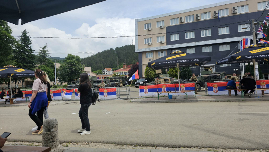 GRAĐANI SE I DANAS OKUPLJAJU NA SEVERU KIM Kfor uklonio žicu oko sedišta opštine Leposavić