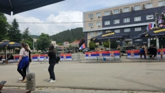 GRAĐANI SE I DANAS OKUPLJAJU NA SEVERU KIM Kfor uklonio žicu oko sedišta opštine Leposavić