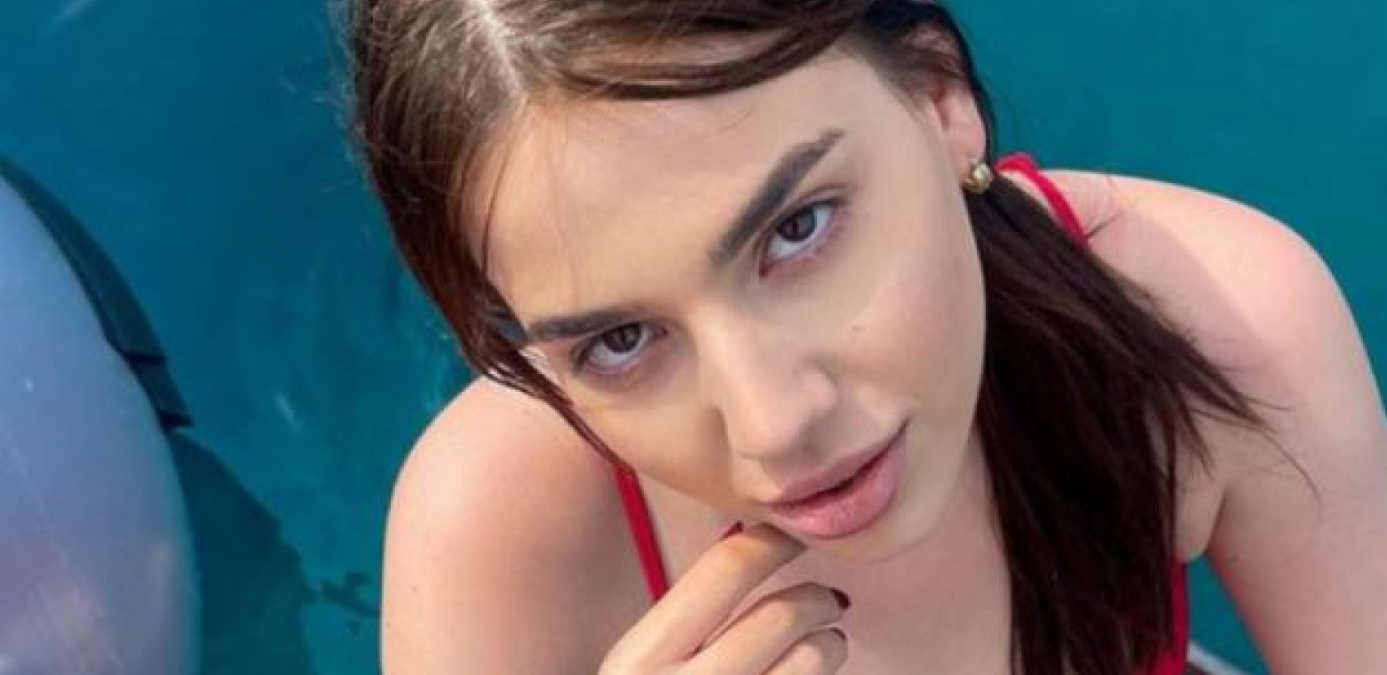 VRELE FOTKE ČOLINE ĆERKE Una pozirala razgolićena na plaži, a svi gledaju u jedno mesto (FOTO)