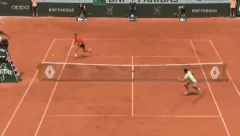 STRAŠAN POEN NA GAROSU Sine gde si pošao? Karlos je dobar, ali Novak je moćan (VIDEO)