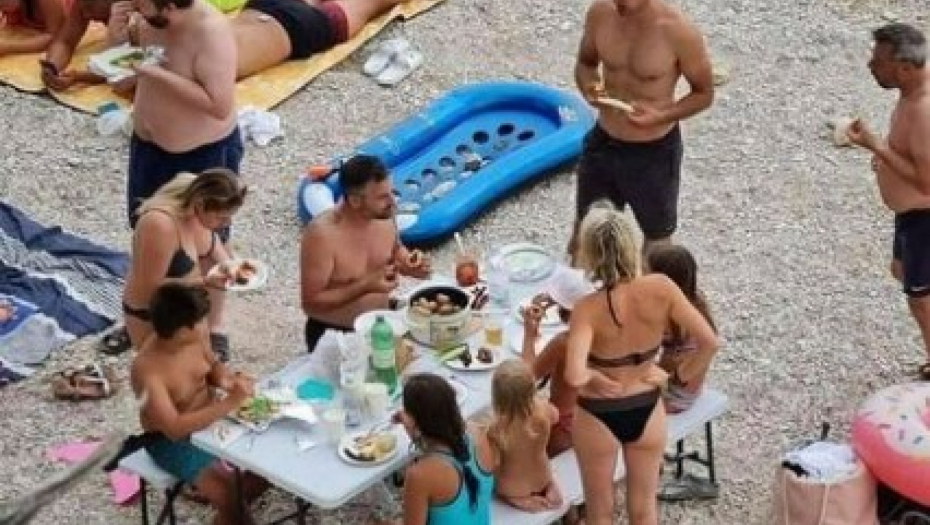DRUŽE, KAD SARMA ZAMIRIŠE NA PLAŽI Fotografije sa Jadrana i ovog leta su najveći hit, scenu je nemoguće opisati