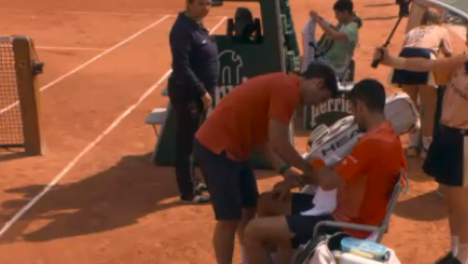 ĐOKOVIĆ SE POVREDIO Novaku se ukazuje lekarska pomoć