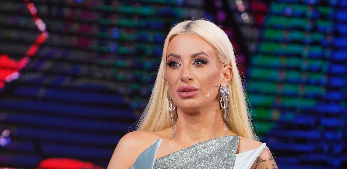 DUŠICA JAKOVLJEVIĆ SE SKINULA I POKAZALA ČIME RASPOLAŽE Vrela poza oduzima dah, a silikoni samo što ne iskoče (FOTO)