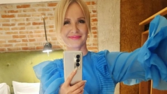 DANIJELA MARTINOVIĆ OBJAVILA PRVU ZAJEDNIČKU FOTKU SA DEČKOM! Pevačica ne skida osmeh sa lica, dok je njen izabranik grli i ljubi (FOTO)