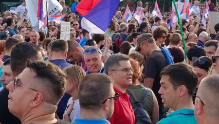 SARAJEVO, ZAGREB I PRIŠTINA PRIŽELJKUJU KRV U BEOGRADU Deo opozicije za danas najavio odluku o taktici za novi protest