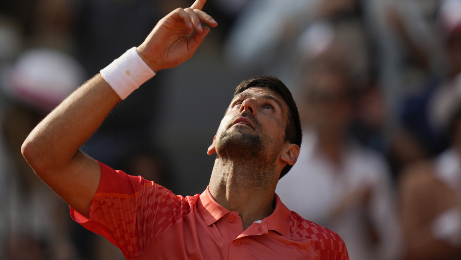 HRVATIMA SMETA ŠTO SE NOVAK RADUJE Susedi iz bizarnog razloga udarili na Đokovića (FOTO)