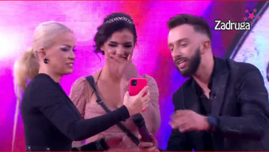 EMOTIVNI SUSRET Anita pala u zagrljaj majci, pa se rastopila kad je ugledala Matoru na video-pozivu!