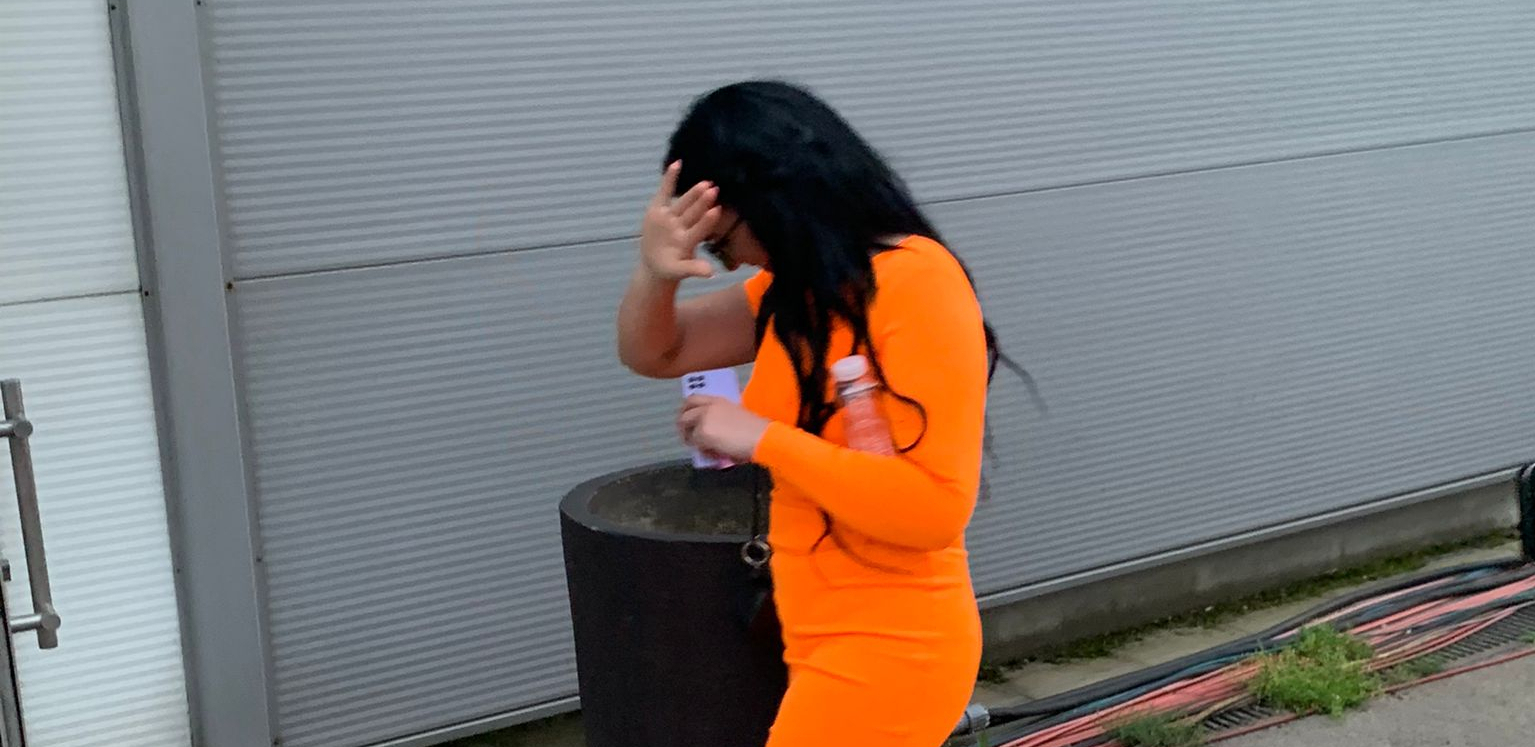 KRIJE LICE I BEŽI OD FOTOREPORTERA! Skandalozno ponašanje majke zadrugarke šokiralo sve u Šimanovcima (VIDEO)