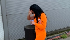 KRIJE LICE I BEŽI OD FOTOREPORTERA! Skandalozno ponašanje majke zadrugarke šokiralo sve u Šimanovcima (VIDEO)