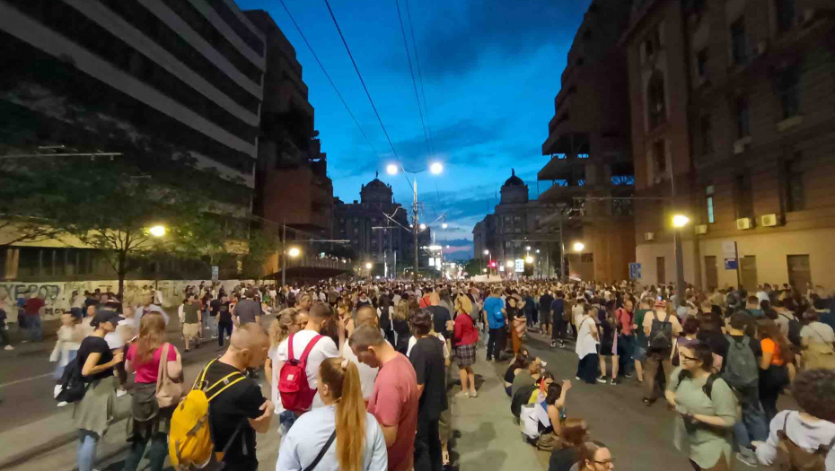 ZAVRŠEN ŠESTI PROTEST U ORGANIZACIJI PROZAPADNE OPOZICIJE Slavija i Trg Nikole Pašića ponovo prohodni za saobraćaj (FOTO)
