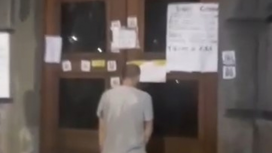 UČESNIK PROTESTA MOKRI ISPRED ZGRADE VLADE Scena zgrozila sve, da li se ovako bore za prava dece? (VIDEO)