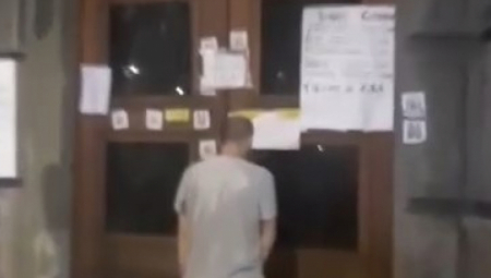 UČESNIK PROTESTA MOKRI ISPRED ZGRADE VLADE Scena zgrozila sve, da li se ovako bore za prava dece? (VIDEO)