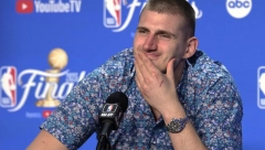 JOKIĆ DOBIO PITANJE O NOVAKU POSLE TITULE Džoker uzeo telefon da pročita Đokovićevu poruku, pa nasmejao novinare (VIDEO)