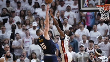 SRBIN JE PRAVI LIDER Kada Jokić govori, svi pažljivo slušaju, zna se ko je vođe ekipe (VIDEO)