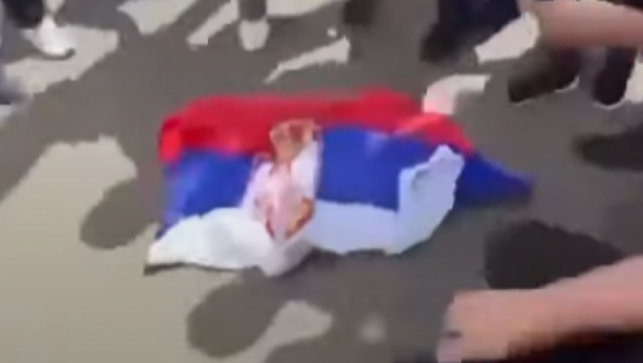 SKANDAL U ŽENEVI Učenici škole gaze srpsku zastavu (VIDEO)