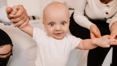 SVI SU ZBUNJENI NAKON NJENE IZJAVE Mama tvrdi da njen sin (2) uči dva jezika i ispravlja njen pravopis