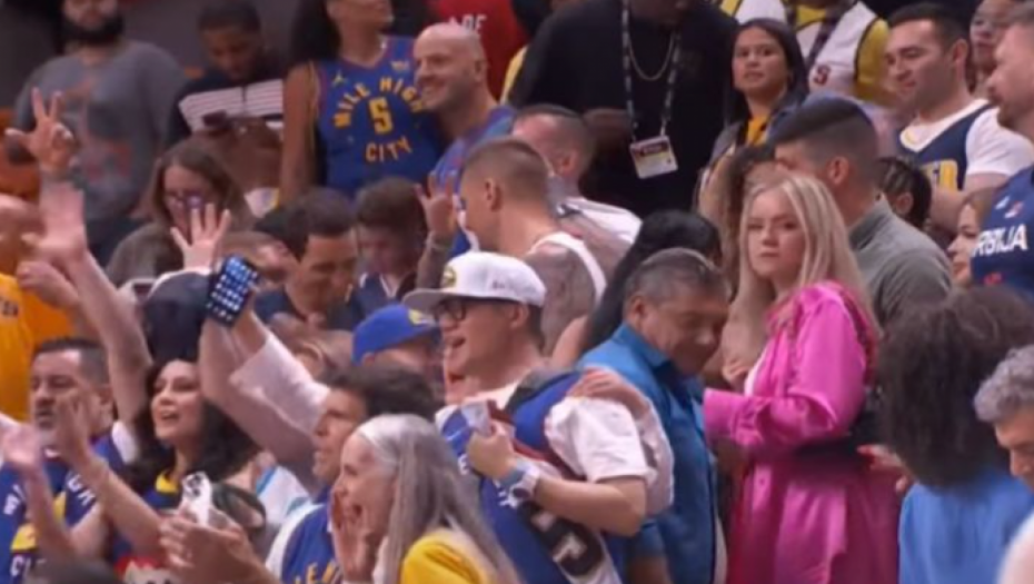 POTPUNA LUDNICA NAVIJAČA DENVERA NA TRIBINAMA Amerikanci slavili uz visoko podignuta tri prsta, Jokićeva braća privukli najviše pažnje (VIDEO)