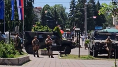 TRINAESTI DAN PROTESTA U LEPOSAVIĆU Kfor i dalje okružuje opštinsku zgradu