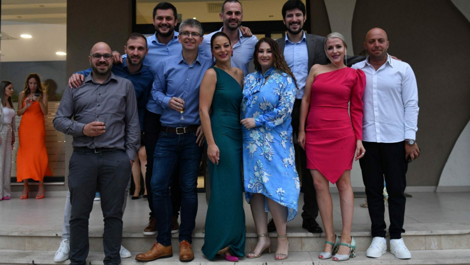 NEVEROVATAN GEST VREDAN DIVLJENJA Čačanski gimnazijalci slavili 20 godina mature i pokazali koliko su veliki ljudi (FOTO)