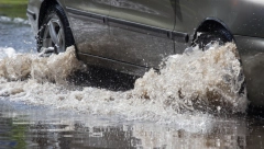 USPOREN SAOBRAĆAJ ZBOG ODRONA I IZLIVANJA VODE Očekuje se slabljenje padavina, na Horgošu teretnjaci čekaju šest sati