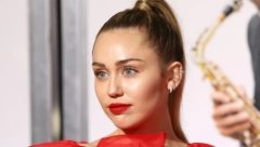 MAJLI SAJRUS NEGUJE ORIGINALAN STIL Decenijama pre nje je takve modne trendove diktirala Lepa Brena