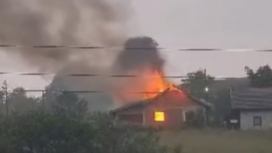 UDAR GROMA ZAPALIO KUĆU Vatrogasci na terenu u Kostajnici, plamen guta objekat (VIDEO)