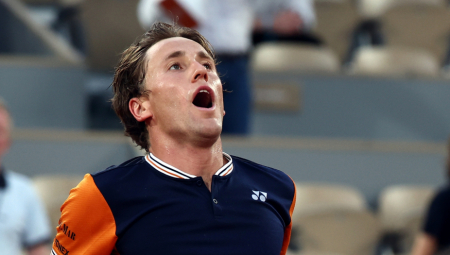 RUD SE POVREDIO? Đokovićev rival napravio bolnu grimasu pred finale (VIDEO)