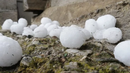 JAK GRAD POGODIO OKOLINU TOPOLE Meštani u čudu: Odjednom se sručilo na imanje, kao da je neko sipao iz vreće