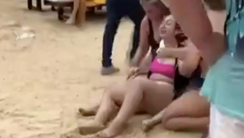 NOVI SNIMCI NAPADA AJKULE Vladimirova devojka vrišti na plaži u Hurgadi, otac gledao kako mu sin nestaje pod vodom