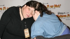 SIJAMSKA BLIZNAKINJA TVRDI DA ŽIVI NORMALAN ŽIVOT "Izlazim sa muškarcima"