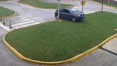 KOČNICE, GOSPOĐO! Napravila havariju na vozačkom ispitu, nakon 15 sekundi prva žrtva bio je trotoar, zatim bandera... (VIDEO)