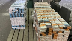 POLICIJA I CARINICI ZAUSTAVILI KOMBI, A KADA SU GA OTVORILI IMALI SU ŠTA DA VIDE Zaplenili više od 5.000 paklica cigareta (FOTO)