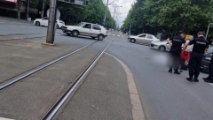 POLICIJA BLOKIRALA BULEVAR Telo prekriveno belim čaršafom leži pored šina (FOTO)