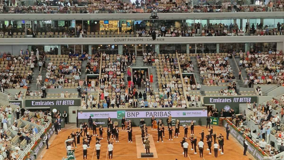 POMEREN MEČ, KROV ZATVOREN Evo šta se upravo dešava na Rolan Garosu, sve vrvi od ljudi na terenu (FOTO)